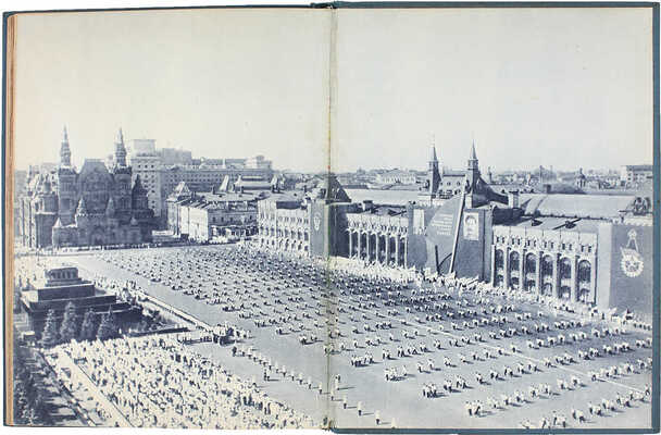 [Парад молодежи. Фотоальбом / Худож. оформ. А. Родченко, В. Степановой]. A pageant of youth. M.; L.: State art publishers, 1939.